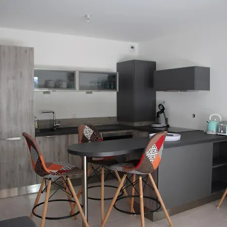 Centre Les Pins 1 Bedroom With Ac, Swimming Pool And Parking Appartement